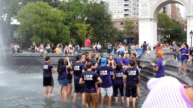 Washington Square NYU Stern School Fountain Singing смотреть онлайн