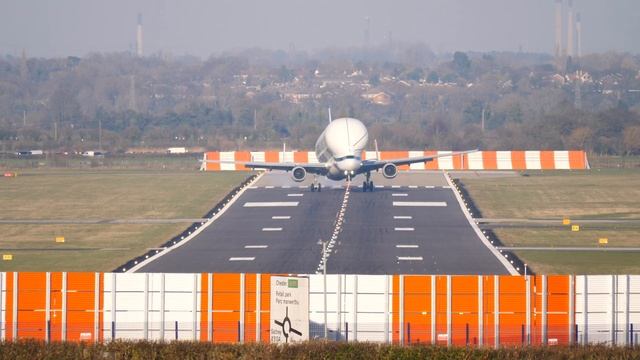 Airbus Beluga XL Does 'Wing Wave' Over Chester смотреть онлайн