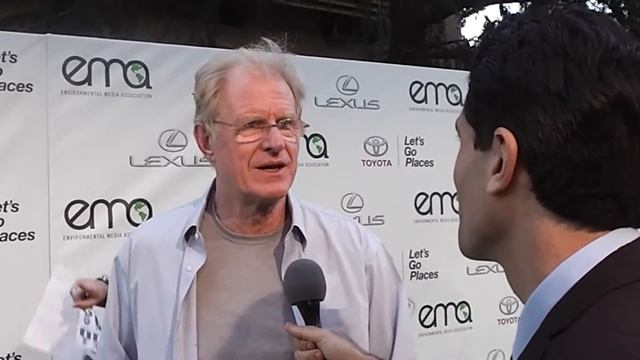 Ed Begley Jr. (Vegan) Rides Bicycle To 2014 EMA Awards And Discusses Veganism смотреть онлайн