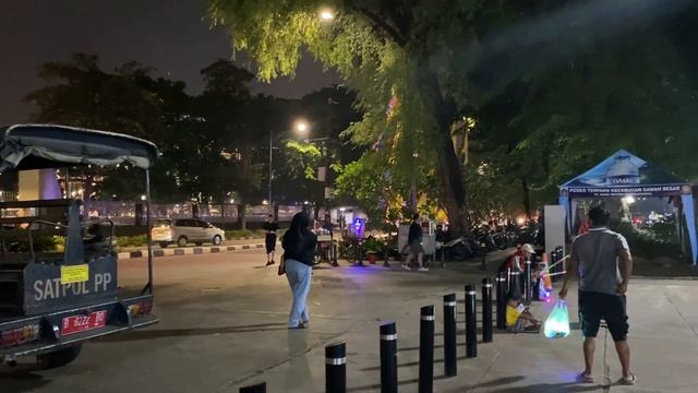 Night Walking Suasana Kehidupan Malam di Lapangan Banteng Jakarta, Menghijau Tanaman Hias Flona 202 смотреть онлайн