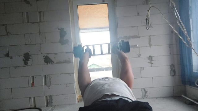 БОРЬБА С ЛЯРВАМИ В ЗАЛЕ смотреть онлайн