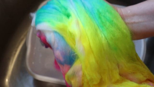 Dyepot Weekly #515 - Dyeing Neon Rainbow Roving and then Overdyeing it With Black using a Resist смотреть онлайн