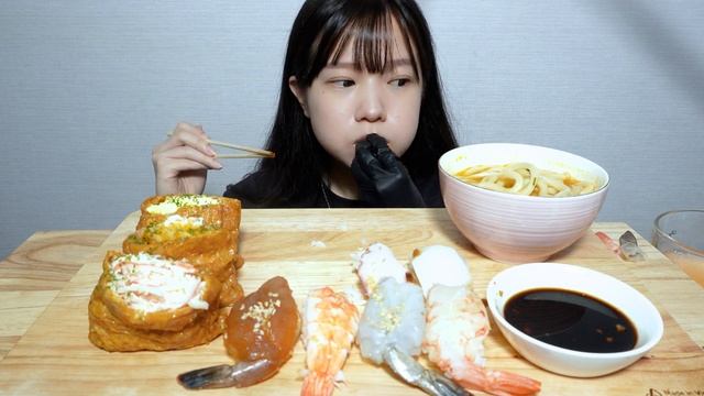 유부초밥+초밥+우동 먹방(ASMR)Fried tofu rice balls + sushi + udon eating show (ASMR) смотреть онлайн
