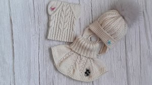 Манишка для ребёнка спицами. Мастер класс.