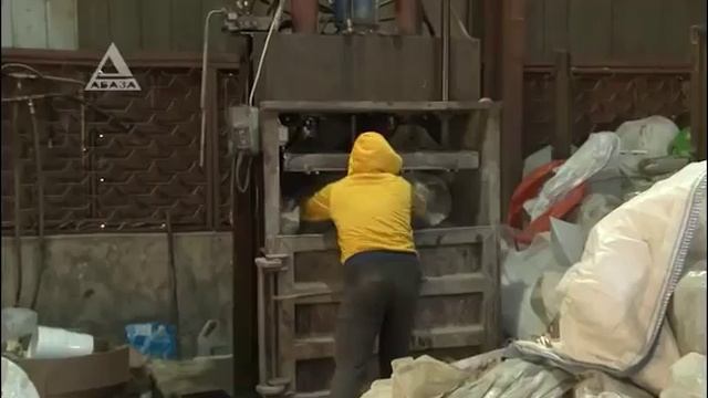 Осуществлен первый опыт раздельного сбора бытовых отходов в Сухуми смотреть онлайн