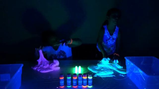 GLOW IN THE DARK SLIME WITH TIDE - COOL NEON SLIME REVIEW HOW TO смотреть онлайн