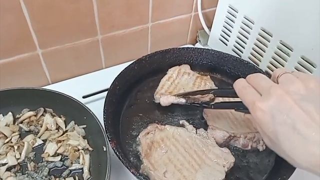 Антрекот свиной с грибами.