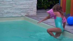 MISS KATY MISTER MAX ПАПА ВЫКИНУЛ ДЕТЕЙ В БАССЕЙН