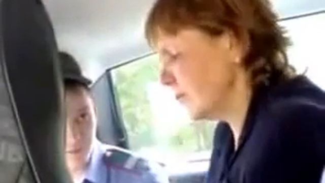Задерженная женщина стебется над ментами! смотреть онлайн