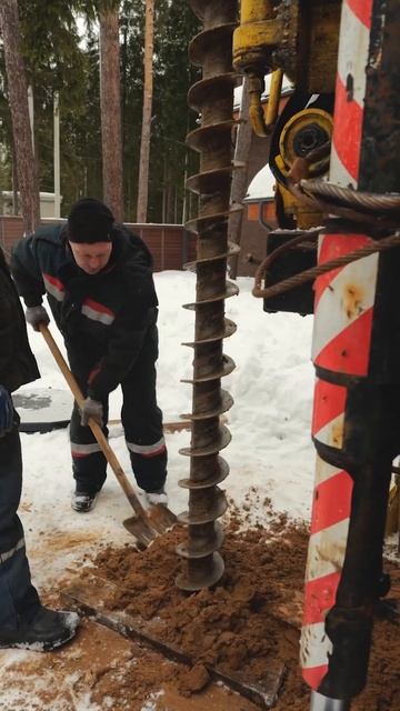 Бурим шнеком в снежном лесу 🌲 Shorts #скважина #бурение смотреть онлайн