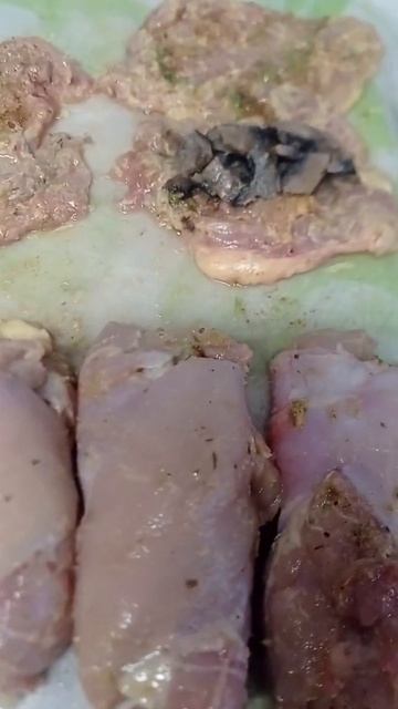 рулетики из куриного филе бедра с грибами