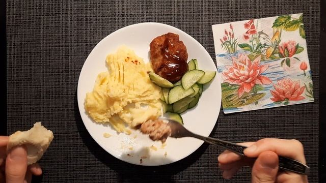 КУРИНЫЕ КОТЛЕТЫ И ПЮРЕ. CHICKEN CUTLETS AND PUREE. смотреть онлайн