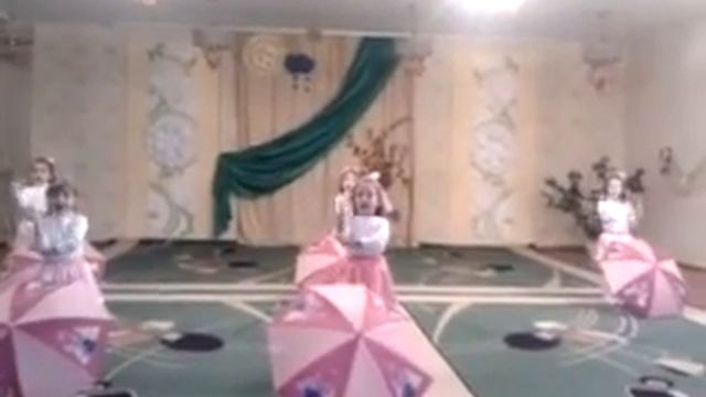 Танець з парасольками