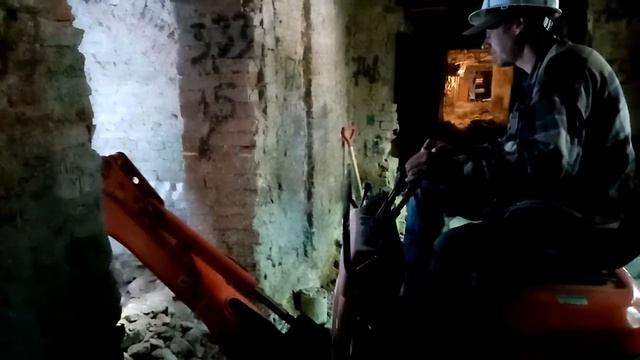 Миниэкскаватор Kubota k008 в ограниченном пространстае смотреть онлайн