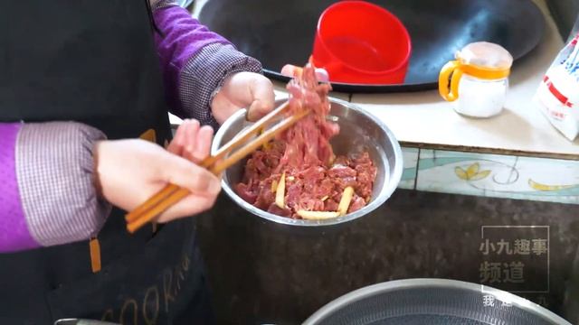 媳婦開心的上街買菜，做杏鮑菇炒牛肉，為啥菜炒好又難過了 | Delicious stir-fried beef with apricot mushrooms смотреть онлайн