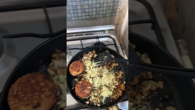 Домашние котлеты с индейки, в сливочно сырном соусе с шампиньонами 😉 смотреть онлайн