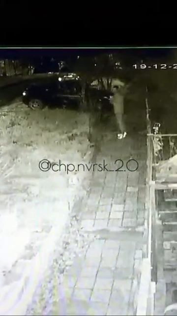 Красина (Новороссийск) камера видеонаблюдения сняла, как молодой человек делает закладку смотреть онлайн