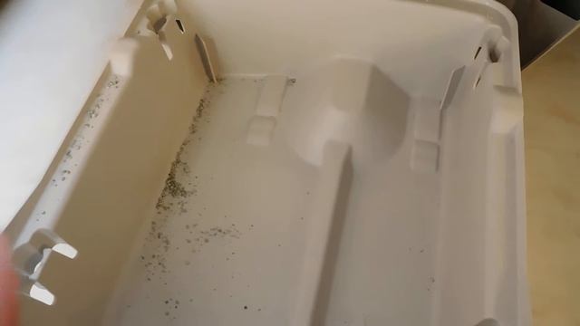 Removing Waste Drawer to Clean the Litter Robot смотреть онлайн