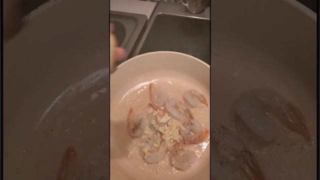 Креветки в сливочном чесночным соусе смотреть онлайн