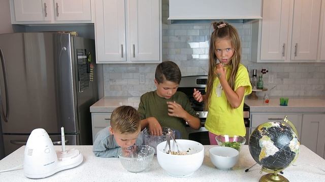 Kids try food from Guam | Chicken Kelaguen смотреть онлайн