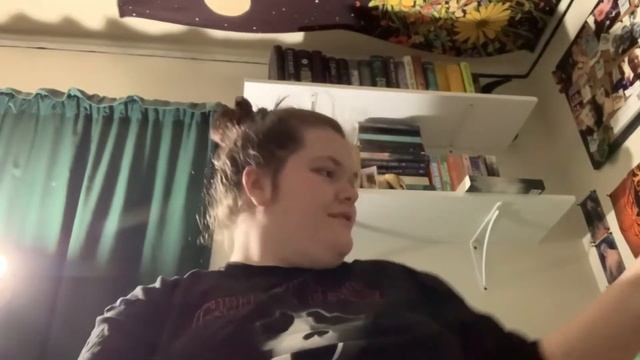 April Reading Vlog ( mostly built on hauls ) смотреть онлайн