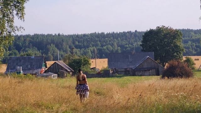 Живу ОДИН в деревне. ГОРОДСКАЯ ЖЕНА приехала на подмогу! смотреть онлайн