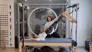 Упражнение пилатес Parakeet на тренажере Cadillac