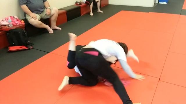 Caitlin "Meathook" Kelley rolling/training with Rita Rojas смотреть онлайн