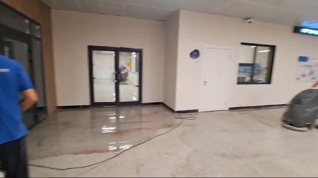 Выполнение химчистки твердых напольных покрытий в ЖК