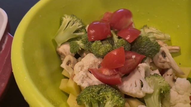 Курица запечённая с картофелем, брокколи, перцем и грибами. #курицасовощами  #курица  #рецепты