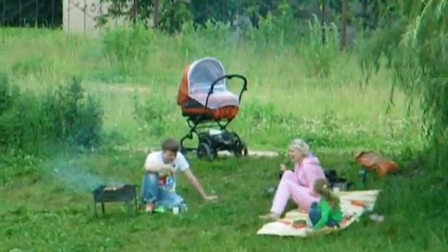 Люди жарят шашлык на мангале. Бабаевский пруд