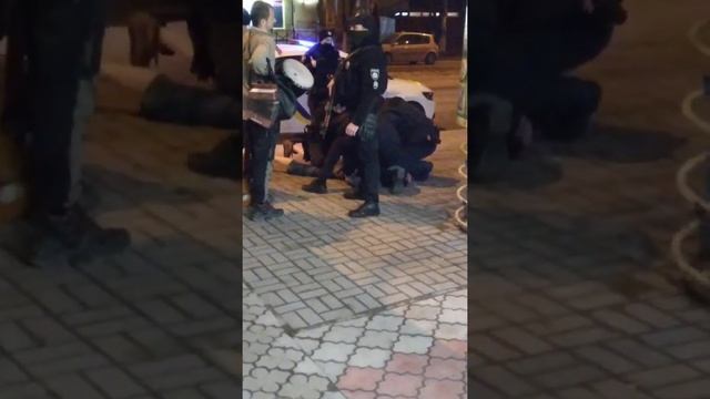В Мариуполе полиции не понравилось выступление музыкантов смотреть онлайн