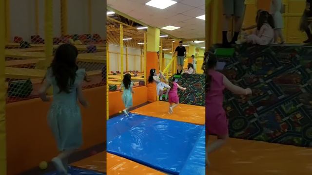 Мій День народження з найкращими друзями 🥰 смотреть онлайн