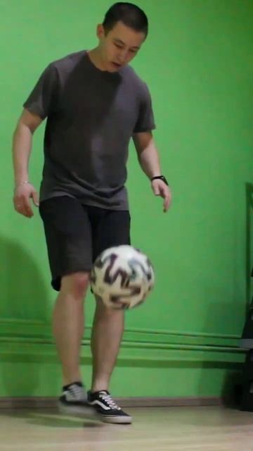 ПОВТОРИЛ ТРЮКИ РОНАЛЬДИНЬЕ #shorts #футбольныйфристайл #football #футбол #ronaldinho #трюки смотреть онлайн