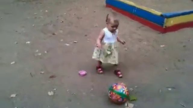Катя играет с мячом смотреть онлайн