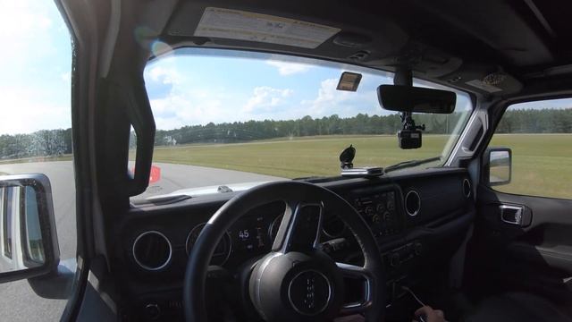 One Lap in the Jeep Wangler JL 2.0 Turbo on the Race Track! смотреть онлайн