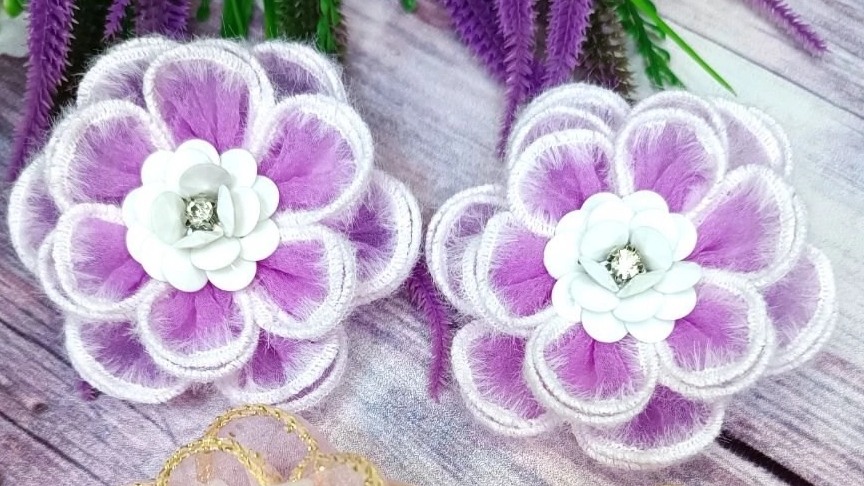 Цветы из декоративной ленты с пушистым краем/ Красивые резиночки для девочек. смотреть онлайн