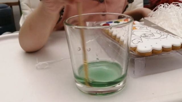 Тея раскрашиваем съедобный пряник!