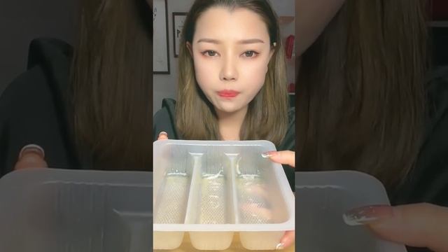 MOST RELAXING ASMR EATING COLOR ICE SOUND - 가장 편안한 ASMR 먹는 컬러 아이스 사운드 смотреть онлайн
