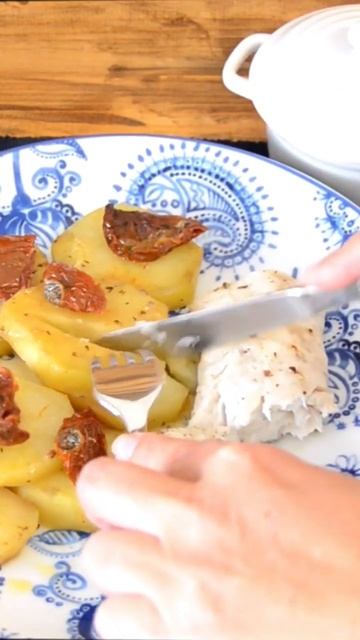 MERLUZA CON PATATAS Y TOMATE SECOS / HAKE WITH POTATOE AND TOMATOE #short #shorts #crockpot #receta смотреть онлайн