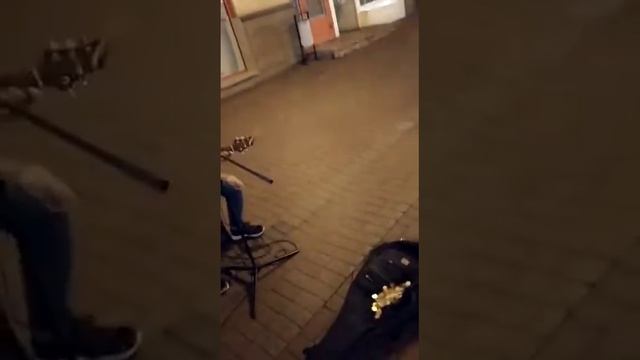 Артем Афонин - спел на Арбате (Москва) А ты целуешься на первом свидании ? смотреть онлайн