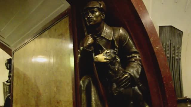 Москва. Как гладят пограничную собаку в метро смотреть онлайн