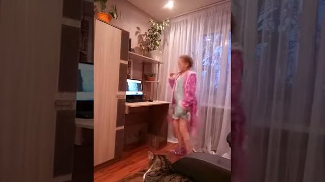 Девочка танцует под Группу грибы смотреть онлайн