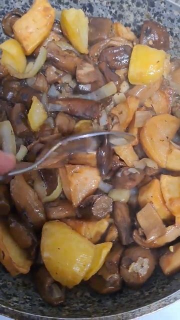 Жареные грибы с картошкой