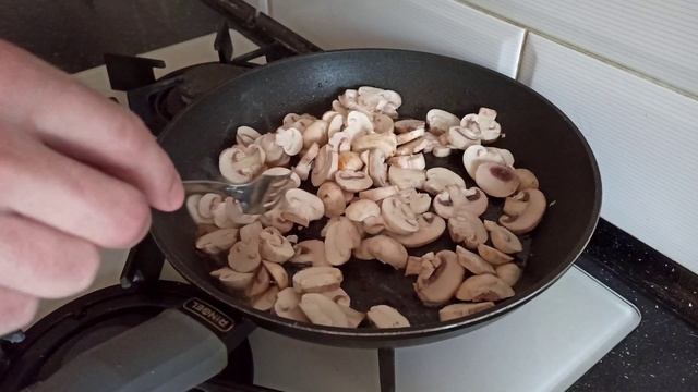 Куряче філе у вершковому соусі з грибами /Chicken Fillet In A Creamy Sauce With Mushrooms