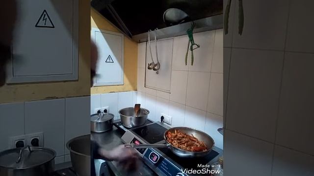 Жарим раков.