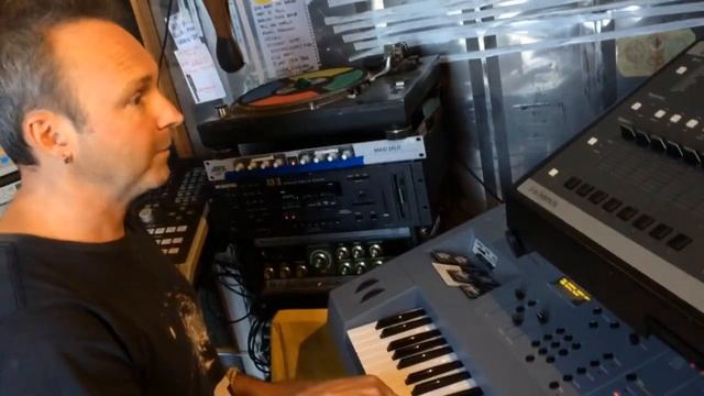 Monkey Marc showing off his vintage EIII sampler смотреть онлайн