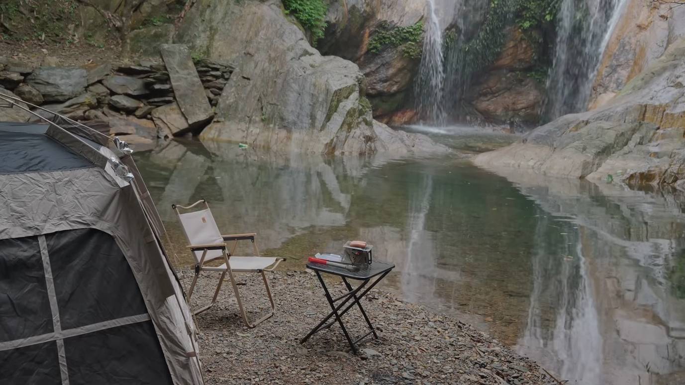 Кемпинг в красивом месте, у водопада