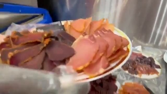 Нарезаем сырокопченое мясо