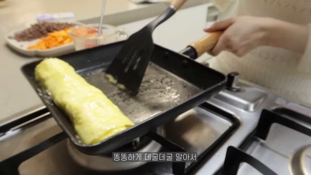 vlog | 집순이의 집밥 만들어먹는 일상 🍚 얼큰한 곱창 전골, 대파 듬뿍 넣은 닭개장 🧀 등갈비 치즈 구이, 당근 김밥, 토마토 마리네이드, 초간단 겉절이 смотреть онлайн
